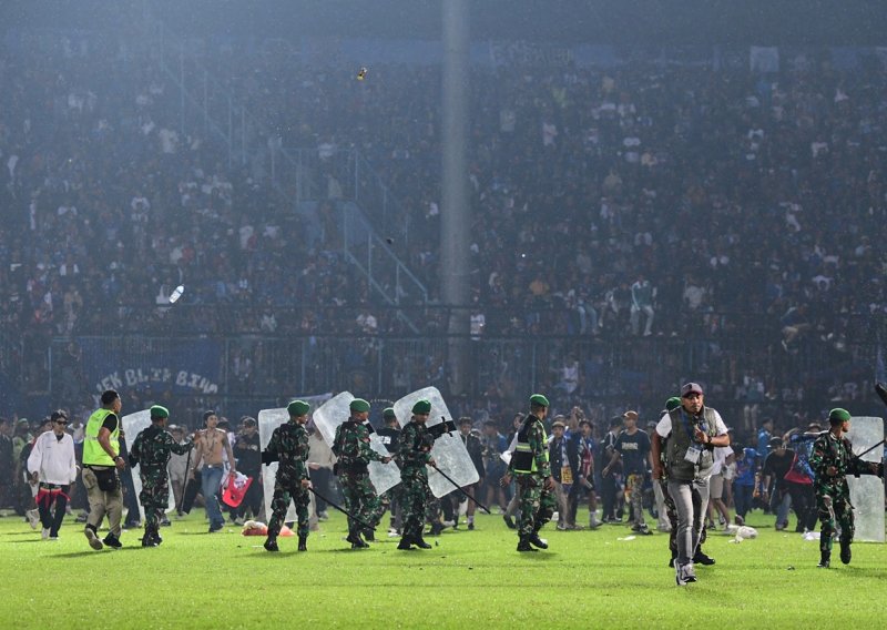 [FOTO/VIDEO] Strava u Indoneziji: Najmanje 127 ljudi poginulo u neredima na nogometnoj utakmici