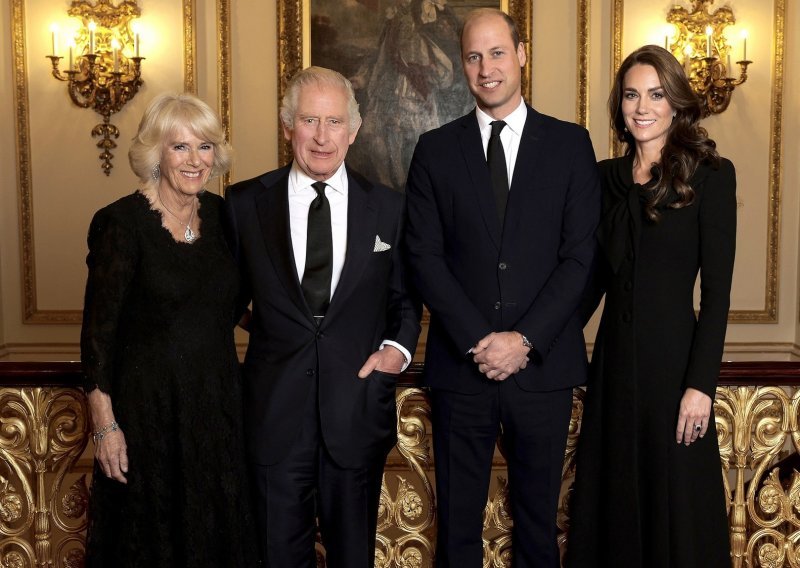 Novi službeni portret kraljevske obitelji: Je li ovo jasan znak da su princu Harryju i Meghan Markle vrata zauvijek zatvorena?