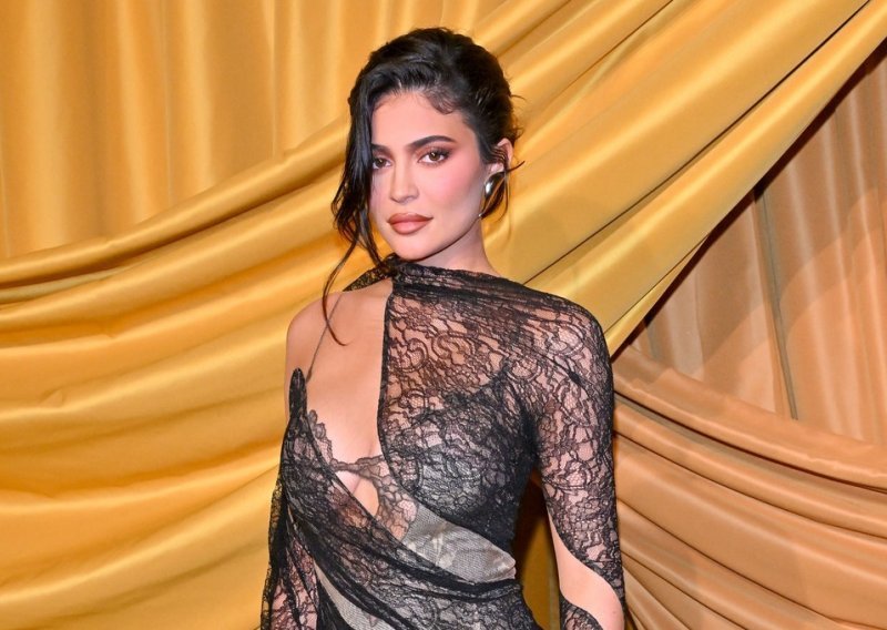 Kylie Jenner otkrila je sve čari svoje figure u zapanjujućoj haljini izrađenoj samo za nju