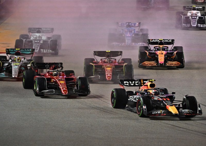 [FOTO] Sergio Perez najbolje se snašao na kišnoj stazi u Singapuru te na kraju iznenađujuće pobijedio ispred dva Ferrarija