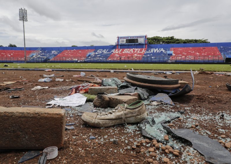 U stampedu na stadionu u Indoneziji poginulo 17-ero djece
