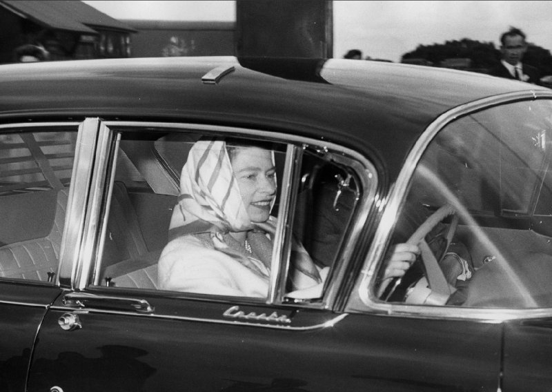 [FOTOPRIČA] Svi automobili kraljice Elizabete II: Pogledajte ovu impresivnu kolekciju!