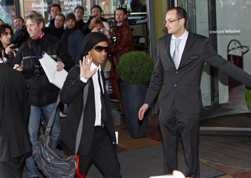 Ronaldinho u Boliviji, ali prijeti odlaskom iz kluba
