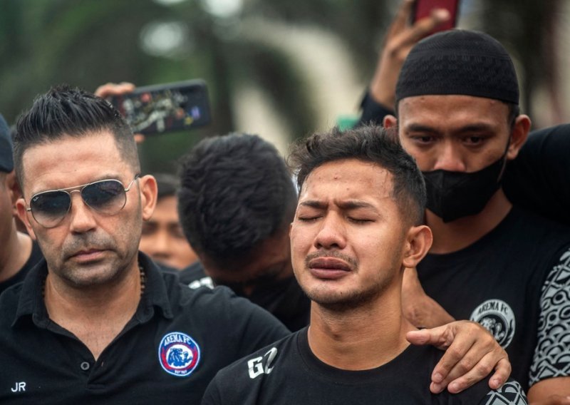[FOTO] Indonezija oplakuje žrtve stampeda, krenula čistka u policiji, navijači traže kazneni progon