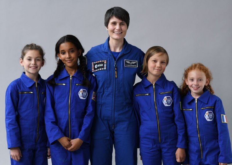 Zapovjednica Međunarodne svemirske postaje uz svoju Barbie dvojnicu iz orbite podučava djevojčice o znanosti