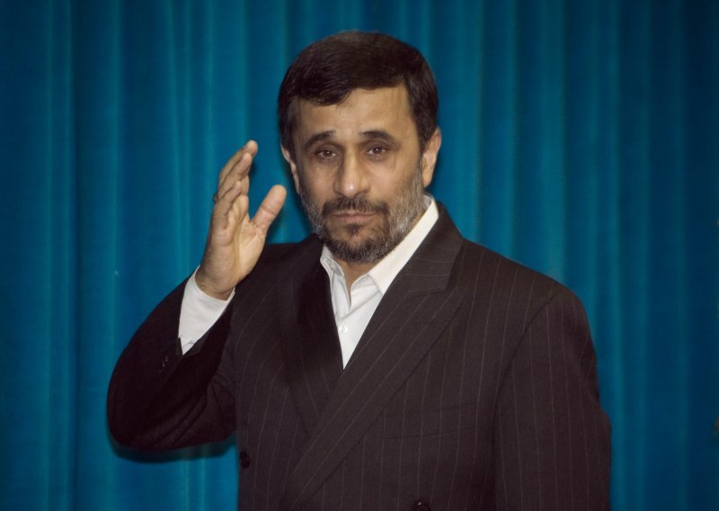 Ahmadinedžad prodaje na dražbi svoj stari auto