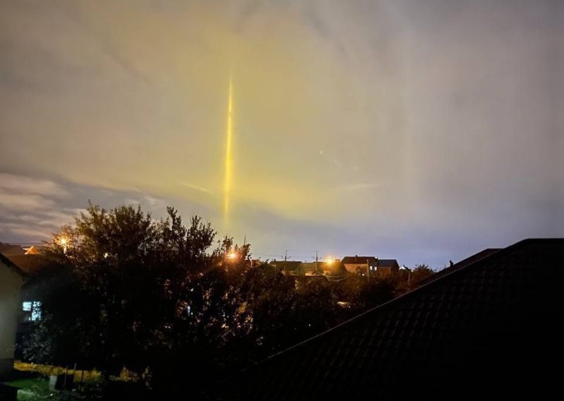 [VIDEO] Čudni žuti stupovi svjetlosti na nebu uznemirili stanovnike ruskog Belgoroda