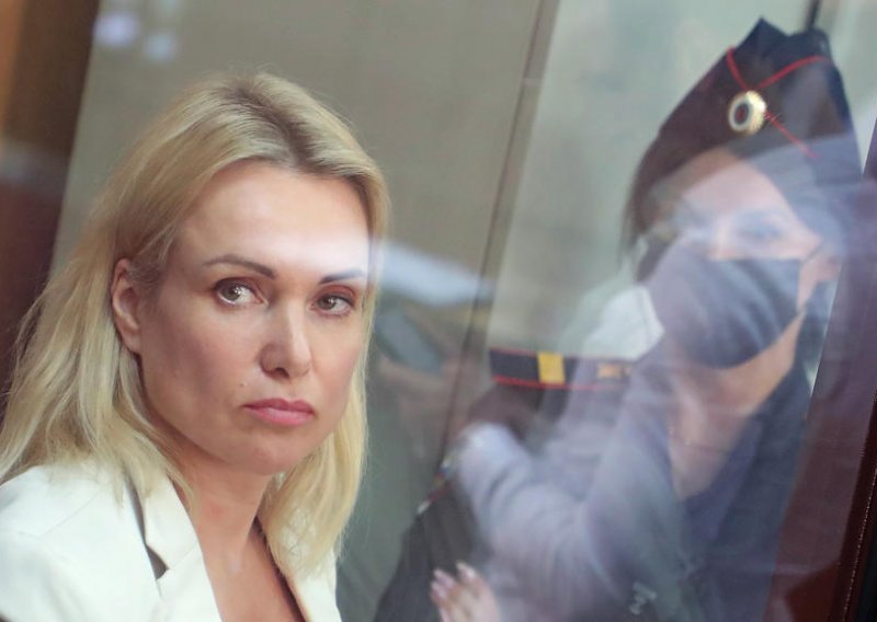 Ruska novinarka koja se usprotivila invaziji na Ukrajinu pobjegla iz kućnog pritvora