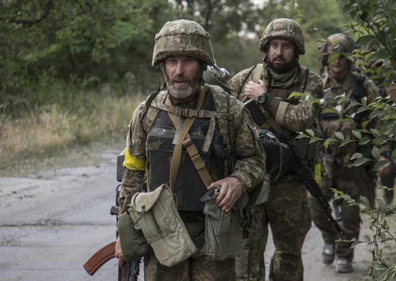 [VIDEO] Nakon povlačenja ruskih jedinica Ukrajinci na položaju pronašli povijesni eksponat. Evo kakvo oružje je nađeno