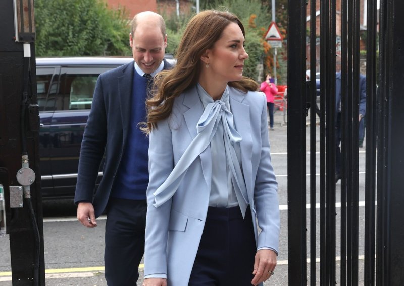 Novo izdanje Kate Middleton dostojno moderne princeze: Stajling u nijansama plave upotpunila preslatkom torbicom