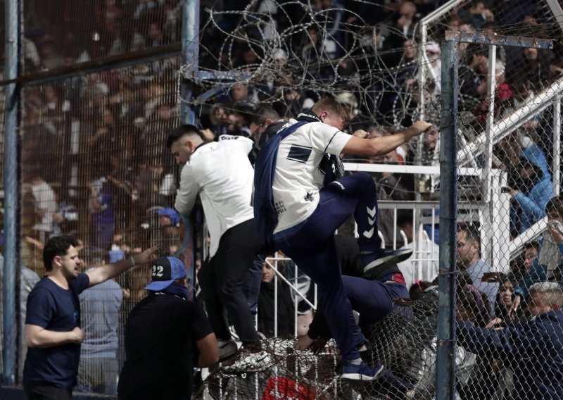 [FOTO] Stravične scene s argentinskog stadiona; ima poginulih, bačen suzavac