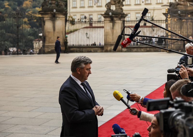 Plenković u Pragu: Ne, Vučić nije odgodio sankcije. One stupaju na snagu u prosincu