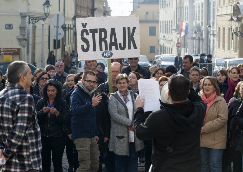 Prvi prosvjed Plenkoviću pod prozorom, zazivaju ga: 'Javi se!'