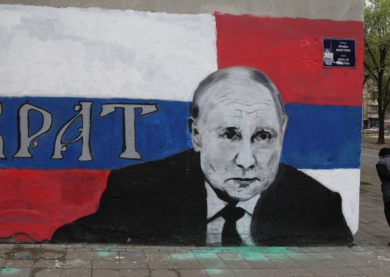 Srbi u Beogradu čestitali Putinu rođendan velikim bilboardima