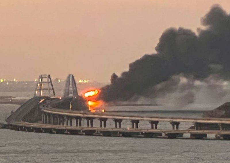 Najmanje troje mrtvih u napadu na Krimski most