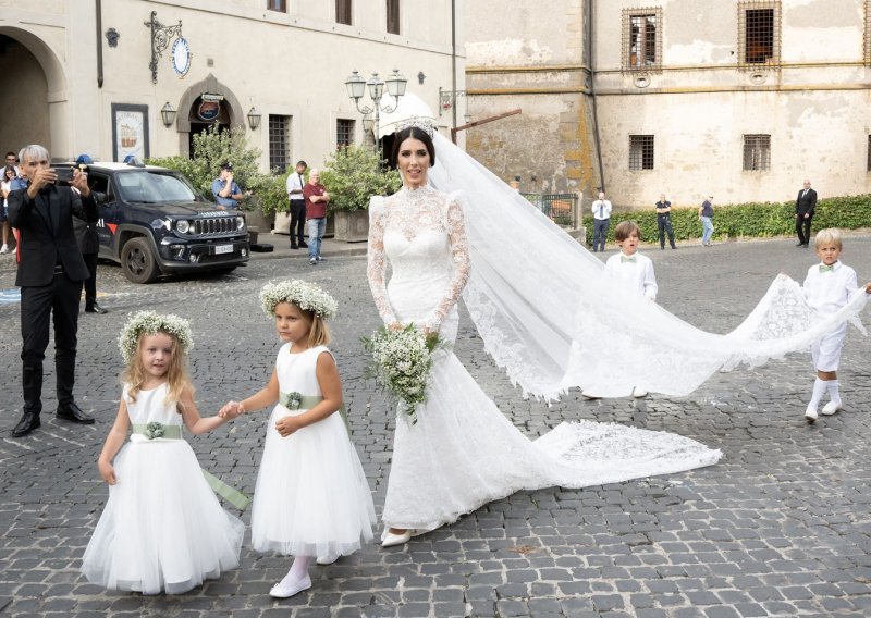 Vjenčanica kakva se ne viđa svaki dan: Svi bruje o raskošnom vjenčanju talijanske princeze i njezinog markantnog odabranika