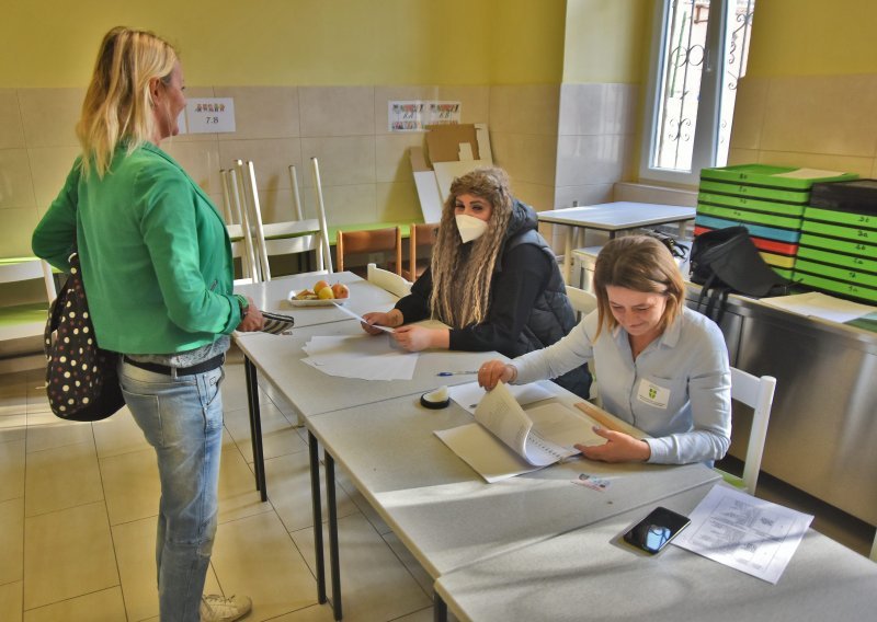 [FOTO] Pula: Do 11 sati na referendum o gradnji hotela izašlo 7,17 posto glasača