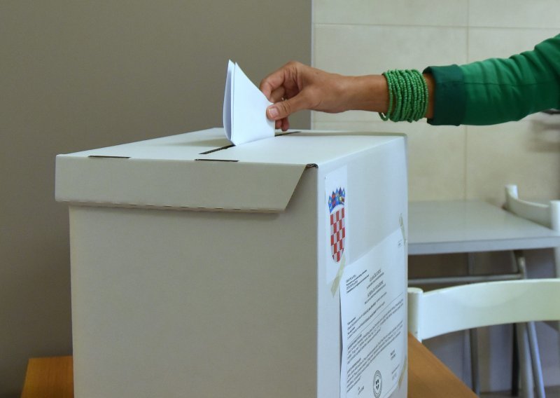 Slab odaziv u Puli: Do 16 sati na referendum izašlo 16,92 posto glasača