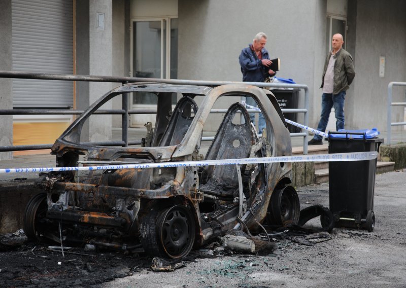 U gluho doba noći na zagrebačkoj Trešnjevci eksplozija i požar u kojem su izgorjela dva auta