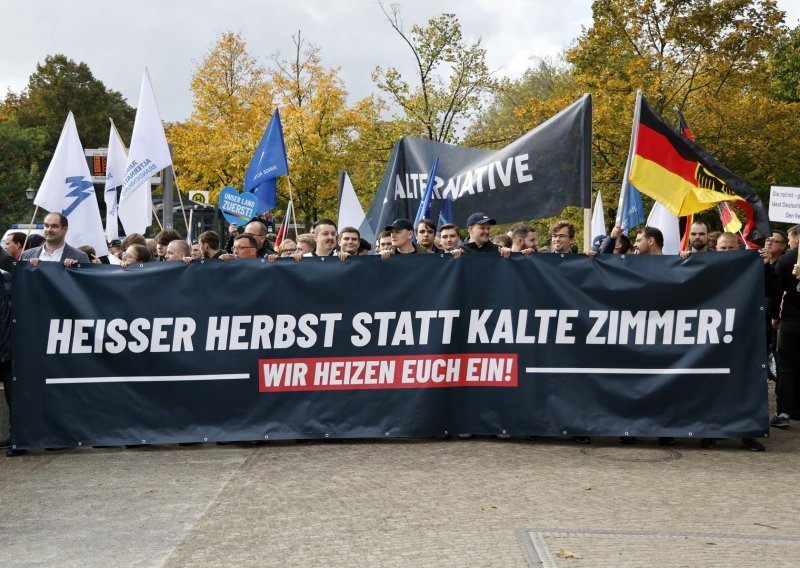 Sve glasniji prosvjedi protiv politike njemačke vlade prema Rusiji, sve više ljudi okreće se krajnjoj desnici