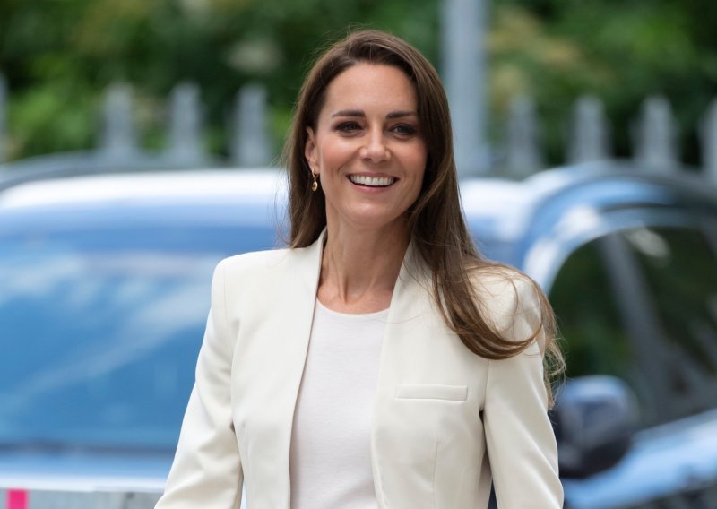 Kate Middleton plijenila elegancijom u Zarinom sakou od 180 kuna