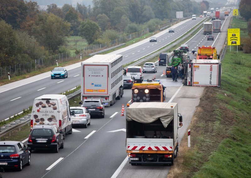 [FOTO] Na A4 se prevrnuo kamion, vozi se otežano jednim trakom