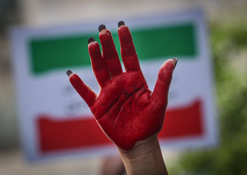 Najmanje 28 djece ubijeno, mnogo uhićenih u Iranu