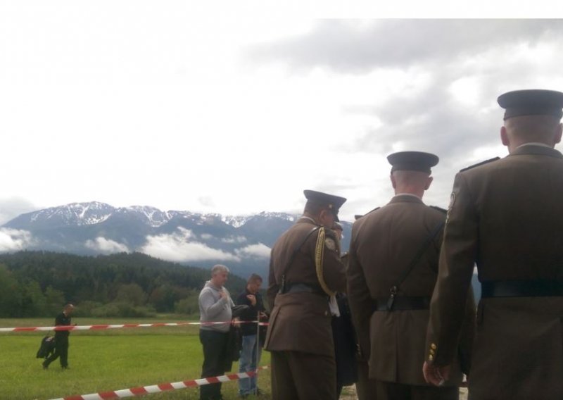 Austrijska policija razoružala Počasni vod HV-a, HNS traži ostavku Vlade