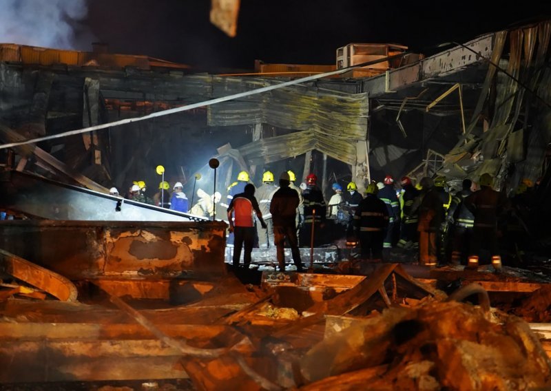 Rusija ispalila baražnu vatru projektila i pogodila stambenu zgradu u Mikolajivu, u Kijevskoj oblasti napadi dronovima kamikazama