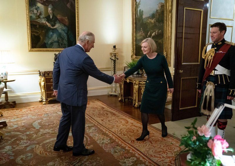 Kralj Charles odabrao dekoracije za Buckinghamsku palaču: Je li uključio i fotografiju Meghan i Harryja?