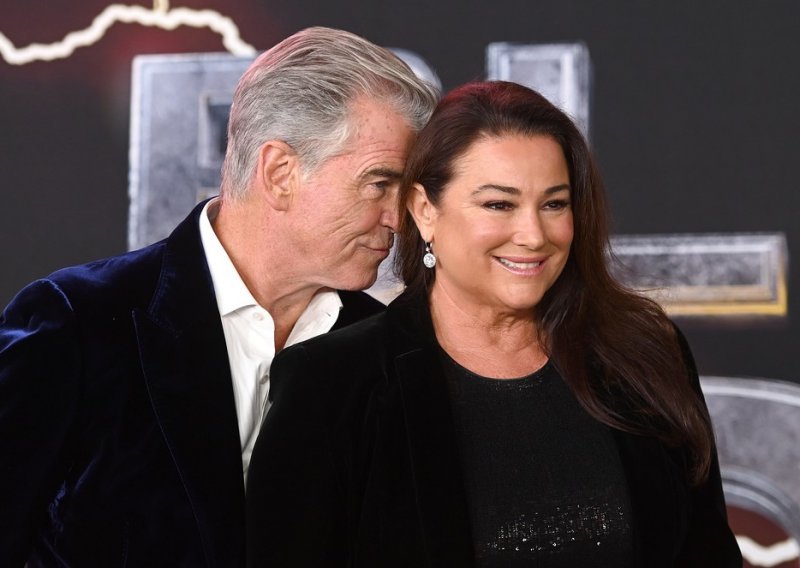 [FOTO] U braku su već 21 godinu, a Pierce Brosnan i dalje u javnosti ne skida ruke sa svoje supruge