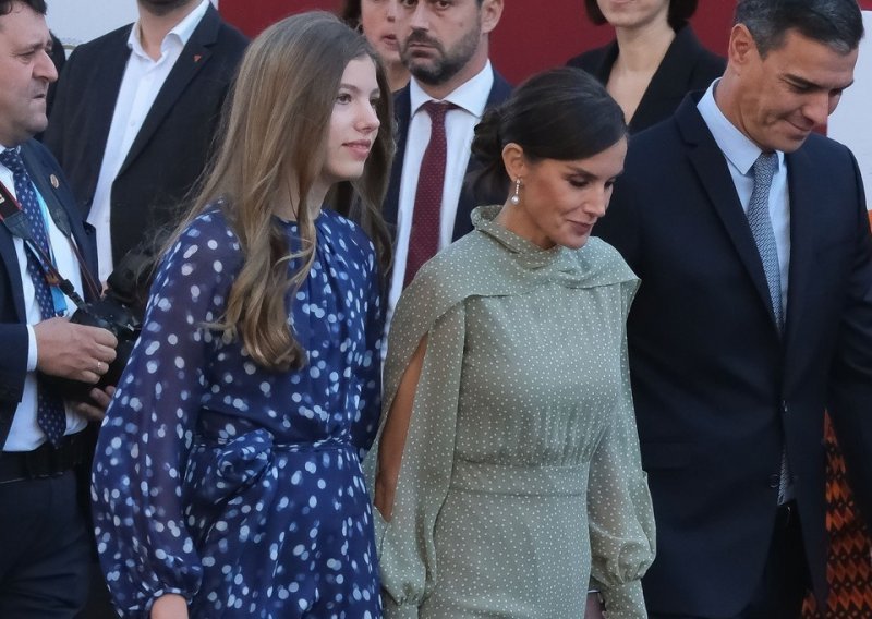 Usklađen stajling mame i kćeri: Kraljica Letizia ima prekrasnu haljinu s točkicama, a po pitanju stila u stopu je prati mlađa kći
