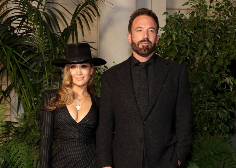Modno usklađeni na crvenom tepihu: Jennifer Lopez i Ben Affleck plijenili elegancijom u crnom