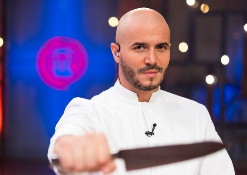 Melkior Bašić pokazao nekoliko fotografija sa seta MasterChefa pa razgalio obožavateljice: 'Ajme, što majka rodi, prezgodan si'