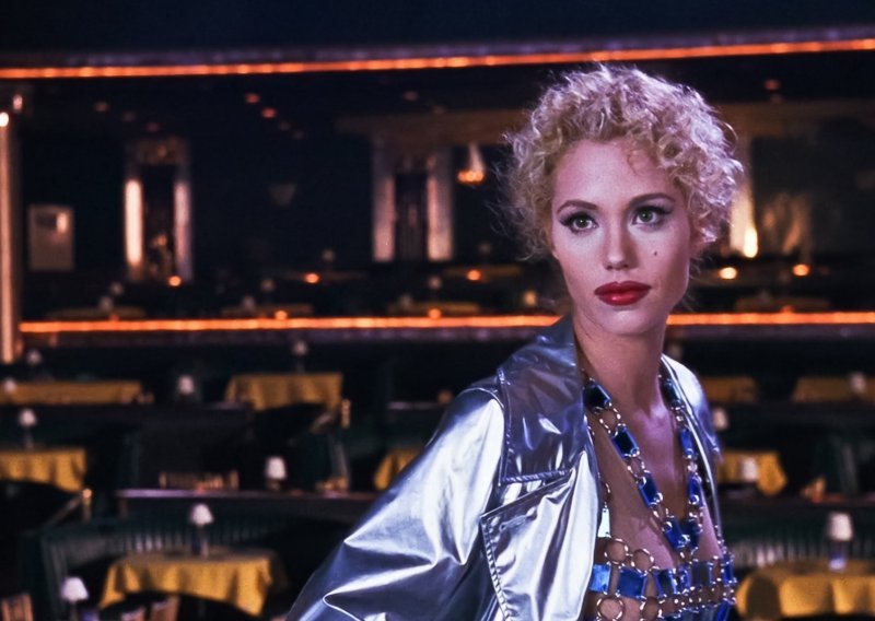 Film 'Showgirls' učinio ju je seks simbolom 90-ih: Evo kako danas izgleda Elizabeth Berkley