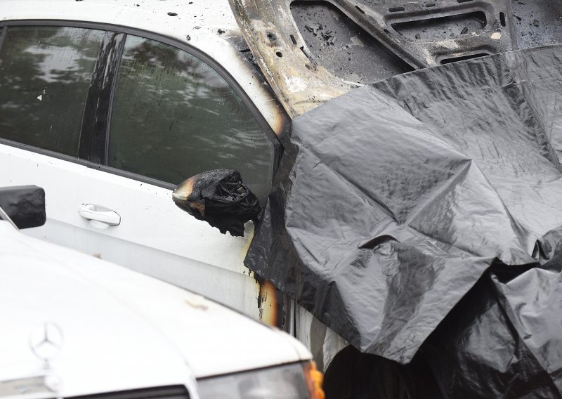 [FOTO] Policija: Krim istraga požara na automobilu Odvjetničkog društva Rožman & Oredić