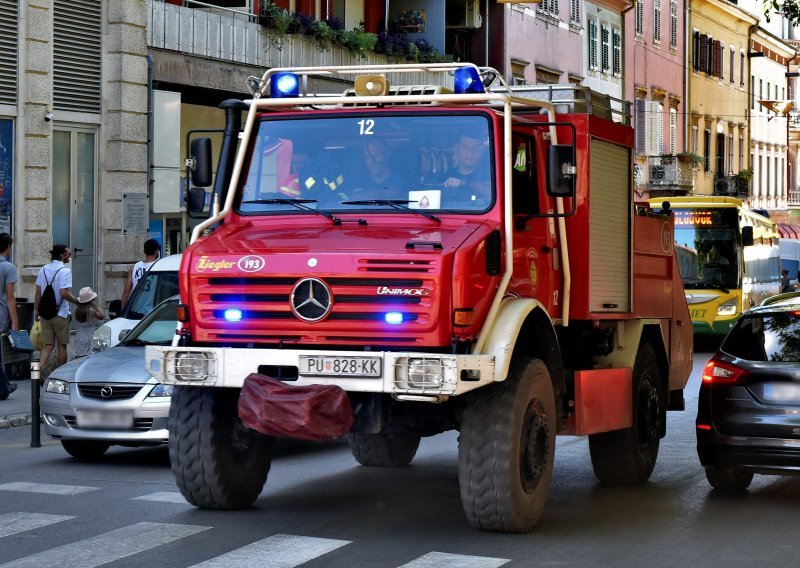 Vatrogasci spasili bebu iz automobila u Puli