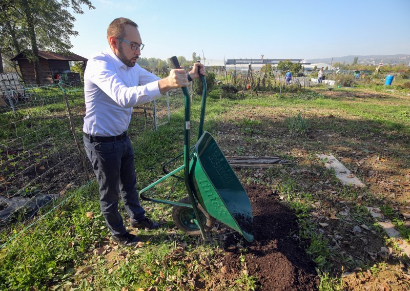 [FOTO] Tomašević dijelio besplatni kompost: Sve ove fame da otpad ide na isto mjesto – ne ide