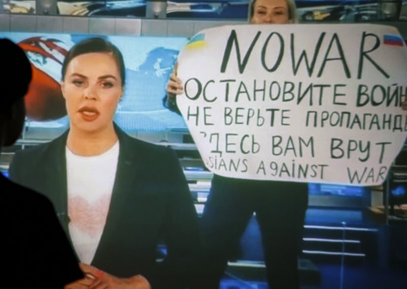[FOTO/VIDEO] Iz Rusije pobjegla novinarka koja je izvela diverziju u programu uživo ruske državne televizije