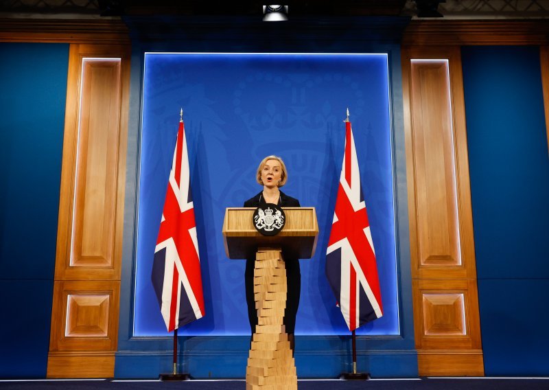 Liz Truss: Oprostite zbog grešaka, ali ostajem premijerka