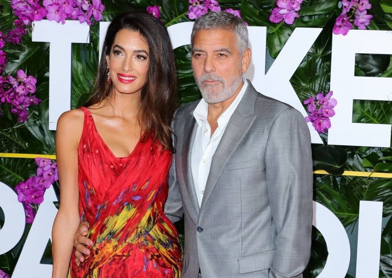 Ova žena nikada ne griješi: Amal Clooney opet ima haljinu za pamćenje, a suprug je ne ispušta iz zagrljaja