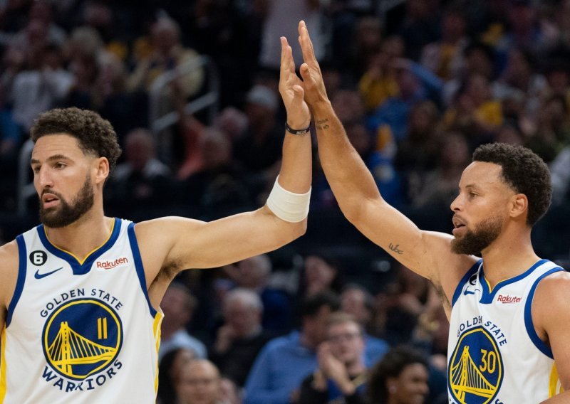 Stephen Curry i društvo dobili šampionsko prstenje pa održali lekciju LeBronu i Lakersima; Boston lako dobio Philadelphiju