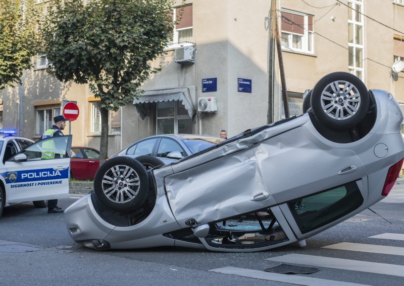 [FOTO] Žestoka nesreća u centru Zagreba: Automobil od siline udara završio na krovu