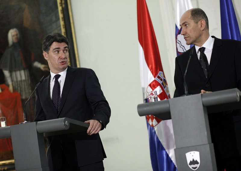 Croatian, Slovenian PM's meet on fringes of Santiago summit