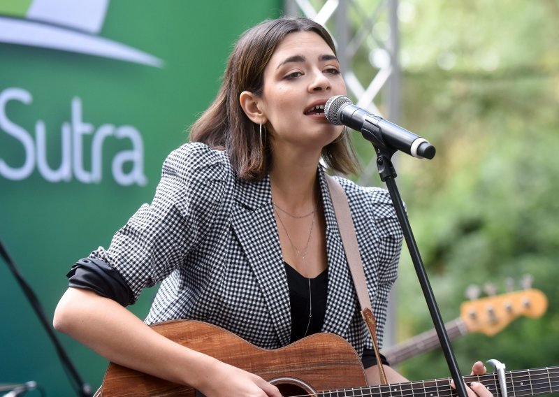 Mia Dimšić među prvima je vidjela kćerkicu Hane Huljić i Petra Graše: 'Ima velike oči na Hanu!'