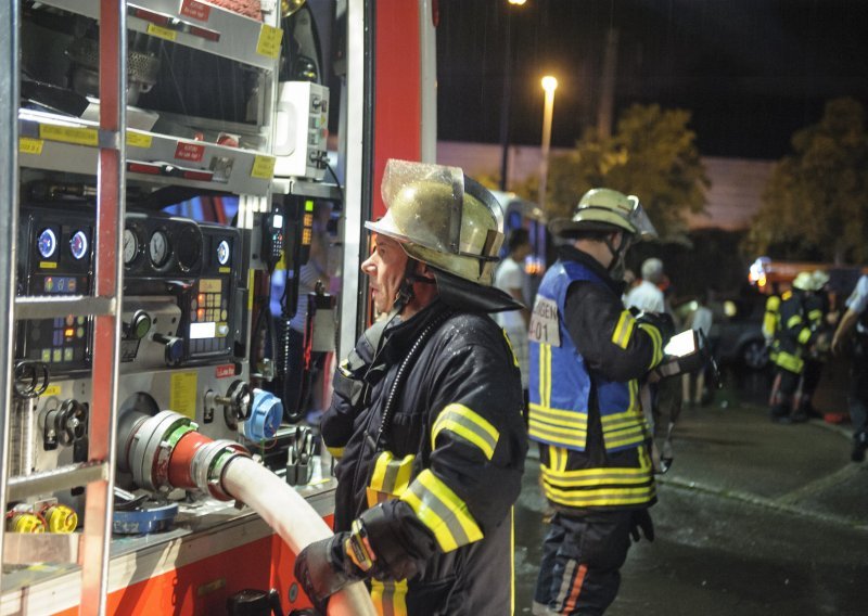 Profesionalni vatrogasci traže od Vlade jednaku plaću za jednak rad