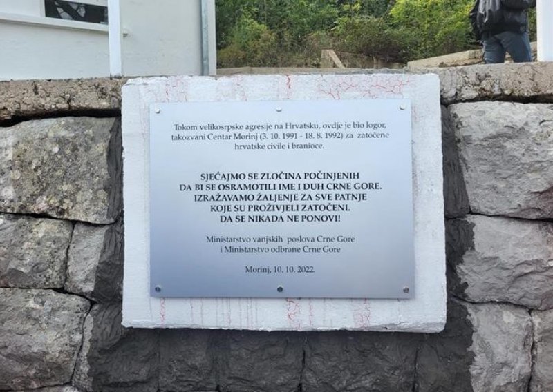 Vojska Crne Gore komunalcima nije dopustila uklanjanje ploče postavljene u spomen na hrvatsko zatočeništvo