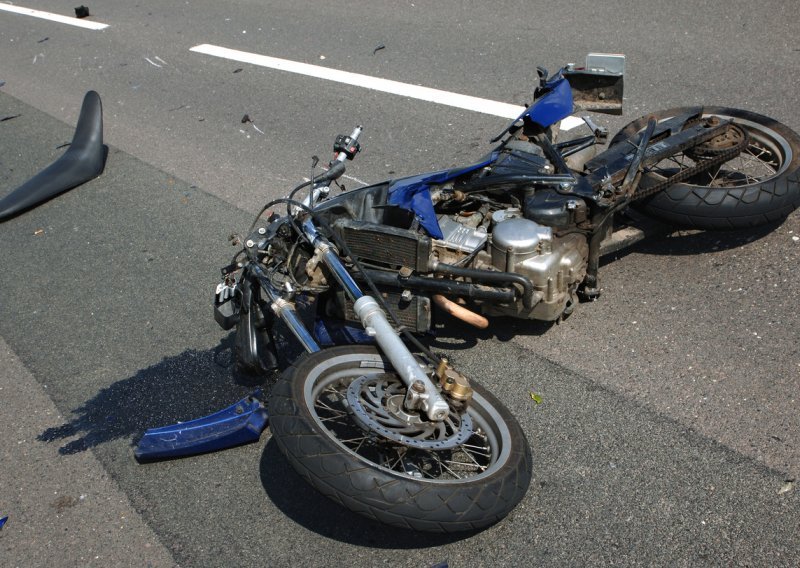 U sudaru teretnog vozila i motocikla teže ozlijeđene dvije osobe