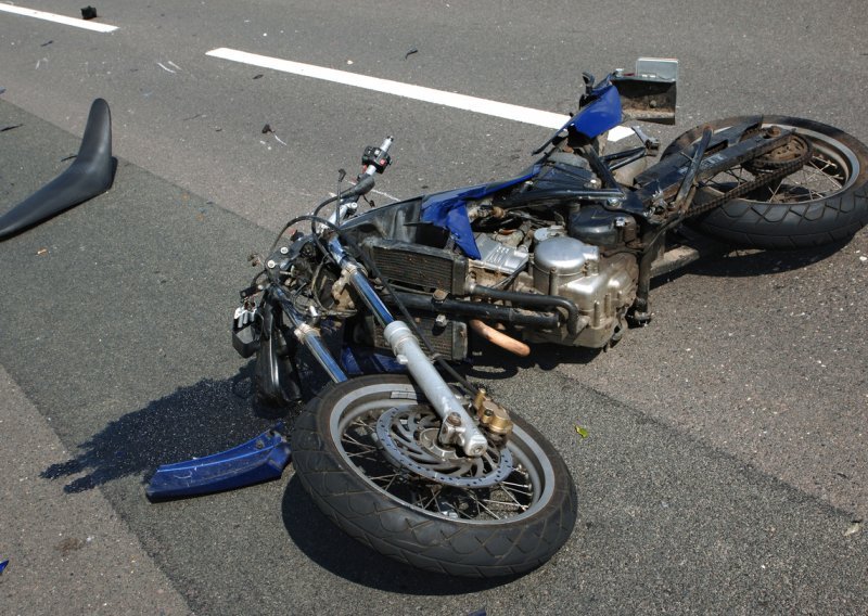 Jedna osoba poginula u sudaru automobila i motocikla