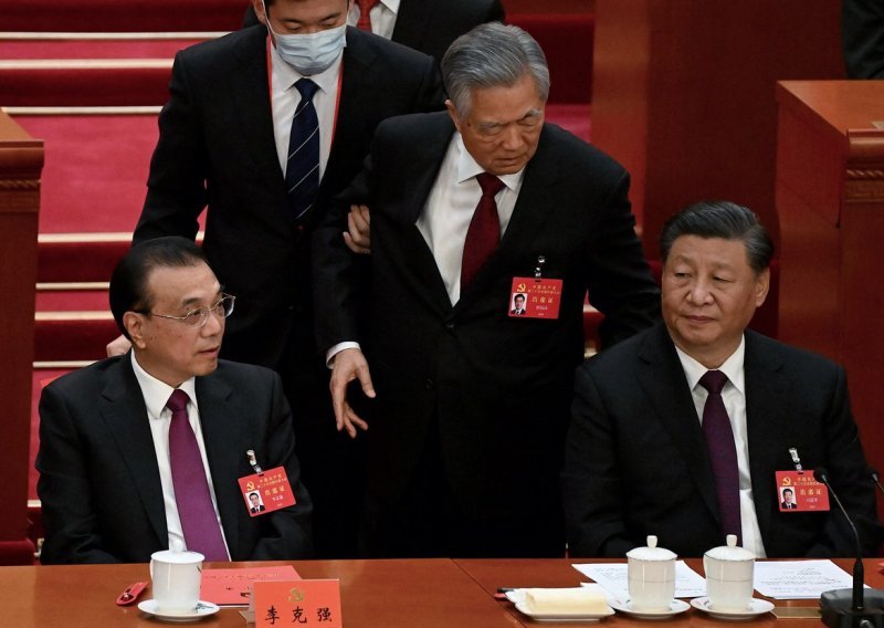 [FOTO/VIDEO] Na kongresu KP Kine nije sve išlo glatko: Dvojica muškaraca odvela bivšeg predsjednika, on se prvo odbio dignuti